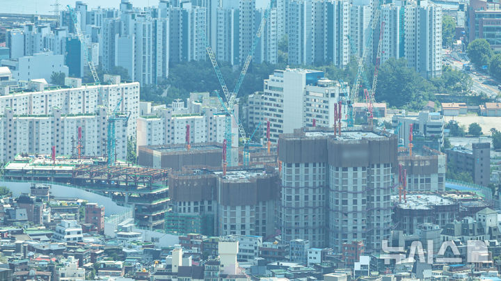 [서울=뉴시스] 권창회 기자 = 10일 서울 남산타워 전망대에서 바라본 건설현장 모습. 2025.08.10. kch0523@newsis.com