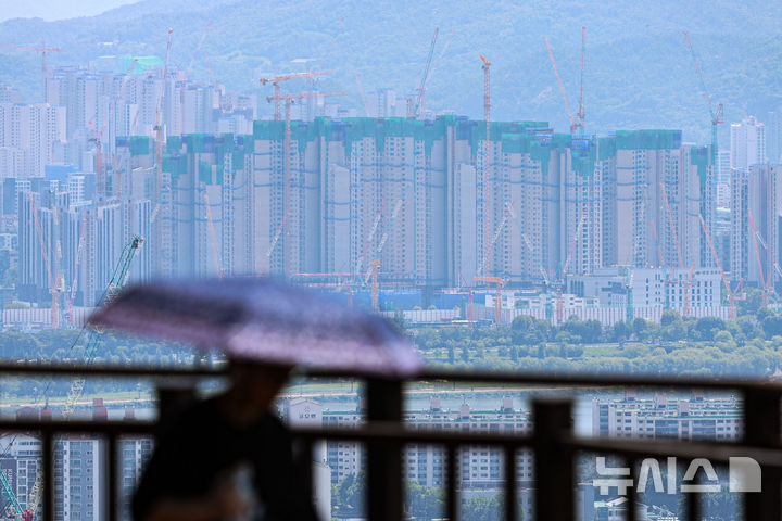 [서울=뉴시스] 권창회 기자 = 10일 서울 남산타워 전망대에서 바라본 건설현장 모습. 국토교통부와 고용노동부는 부실시공, 안전사고 및 임금체불의 주요 원인으로 지목되는 건설현장의 불법하도급을 근절하기 위해 관계기관 합동으로 오는 11일부터 9월 30일까지 50일간 단속한다고 밝혔다. 2025.08.10. kch0523@newsis.com