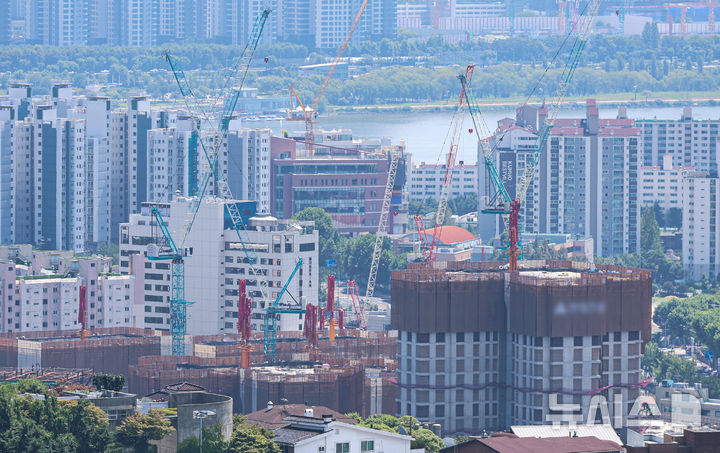 [서울=뉴시스] 권창회 기자 = 10일 서울 남산타워 전망대에서 바라본 건설현장 모습. 2025.08.10. kch0523@newsis.com