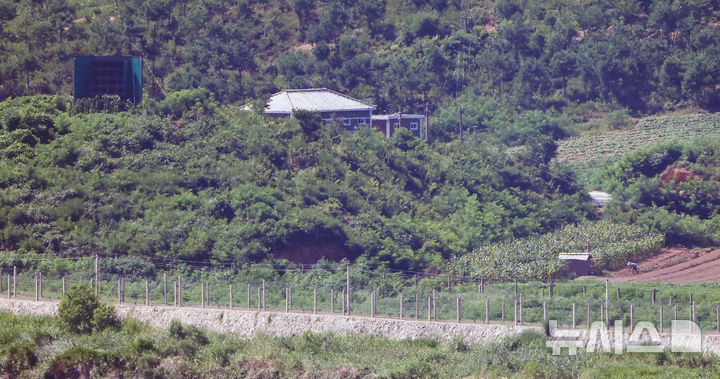 [파주=뉴시스] 조성우 기자 = 북한이 대남 확성기 철거를 시작한 것으로 확인된 10일 경기도 파주시 오두산 통일전망대에서 북한 황해북도 개풍군 일대가 보이고 있다. 2025.08.10. xconfind@newsis.com