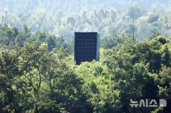 [파주=뉴시스] 조성우 기자 = 북한이 대남 확성기 철거를 시작한 것으로 확인된 10일 경기도 파주시 접경지역에서 바라본 북한 군 초소에 대남 확성기가 설치돼 있다. 2025.08.10. xconfind@newsis.com