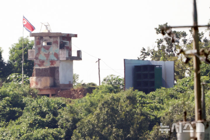 [파주=뉴시스] 조성우 기자 = 북한이 대남 확성기 철거를 시작한 것으로 확인된 10일 경기도 파주시 접경지역에서 바라본 북한 군 초소에 대남 확성기가 설치돼 있다. 2025.08.10. xconfind@newsis.com