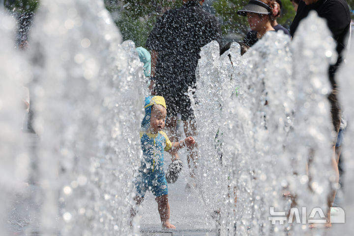 [서울=뉴시스] 김명원 기자 = 서울 등 내륙에 낮기온 33도의 무더위가 이어지는 가운데 10일 서울 종로구 광화문 광장 분수대에서 어린이들이 더위를 식히고 있다. 2025.08.10. kmx1105@newsis.com