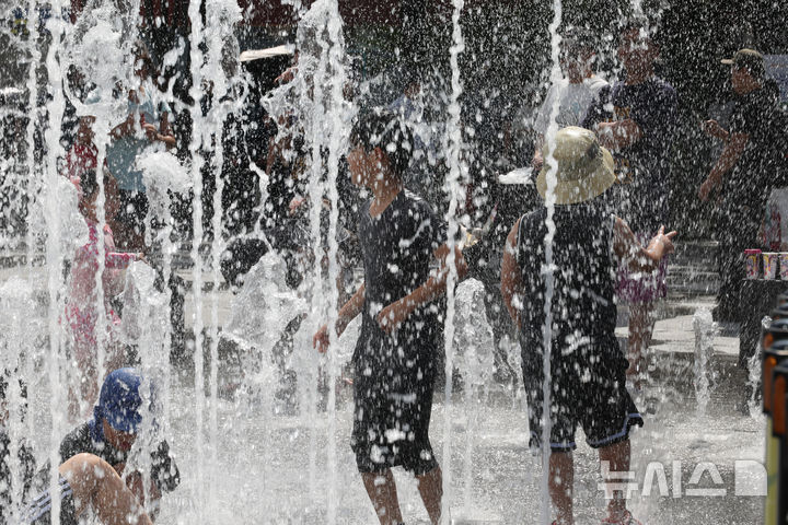 [서울=뉴시스] 김명원 기자 = 서울 등 내륙에 낮기온 33도의 무더위가 이어지는 가운데 10일 서울 종로구 광화문 광장 분수대에서 어린이들이 더위를 식히고 있다. 2025.08.10. kmx1105@newsis.com