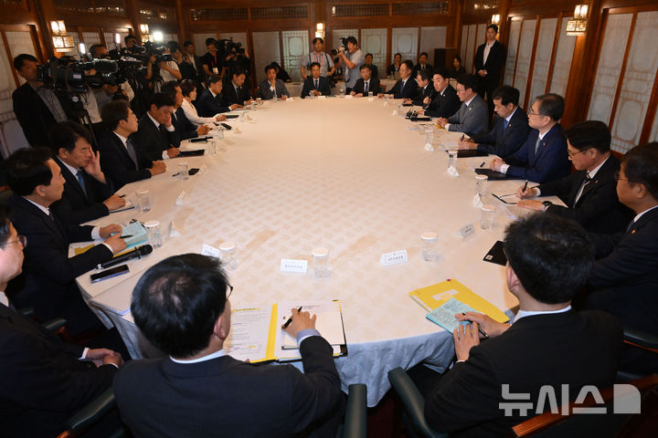 [서울=뉴시스] 김명원 기자 = 김민석 국무총리와 정청래 더불어민주당 대표, 강훈식 대통령실 비서실장 및 참석자들이 10일 서울 종로구 삼청동 총리공관에서 제2차 고위당정협의회를 하고 있다. (공동취재) 2025.08.10. photo@newsis.com