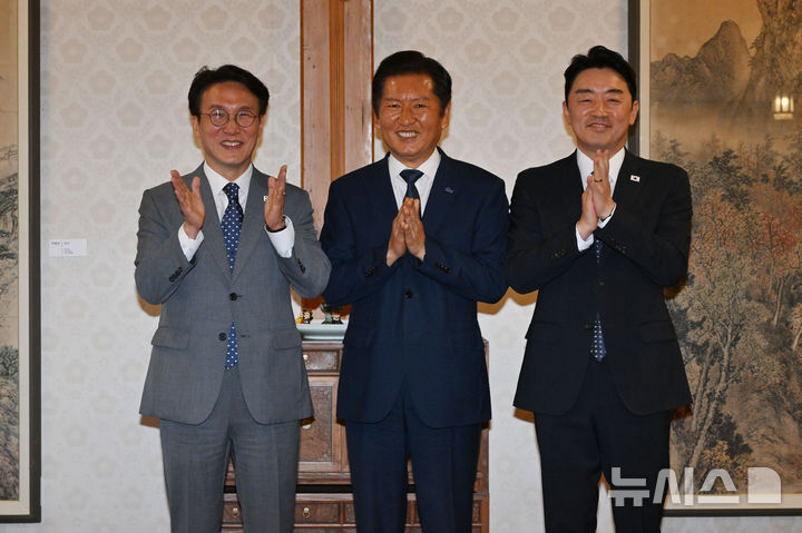 [서울=뉴시스] 김명원 기자 = 김민석(왼쪽) 국무총리와 정청래(가운데) 더불어민주당 대표,  강훈식 대통령실 비서실장이 10일 서울 종로구 삼청동 총리공관에서 열린 제2차 고위당정협의회에 앞서 기념촬영을 하고 있다. (공동취재) 2025.08.10. photo@newsis.com