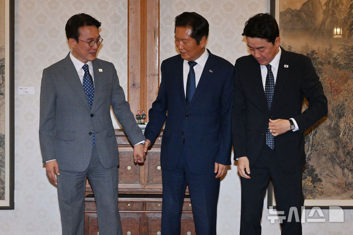 [서울=뉴시스] 김명원 기자 = 김민석(왼쪽) 국무총리와 정청래(가운데) 더불어민주당 대표, 강훈식 대통령실 비서실장이 10일 서울 종로구 삼청동 총리공관에서 열린 제2차 고위당정협의회에 앞서 기념촬영을 하고 있다. (공동취재) 2025.08.10. photo@newsis.com