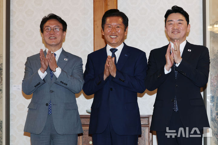 [서울=뉴시스] 김명원 기자 = 김민석(왼쪽) 국무총리와 정청래(가운데) 더불어민주당 대표,  강훈식 대통령실 비서실장이 10일 서울 종로구 삼청동 총리공관에서 열린 제2차 고위당정협의회에 앞서 기념촬영을 하고 있다. (공동취재) 2025.08.10. photo@newsis.com