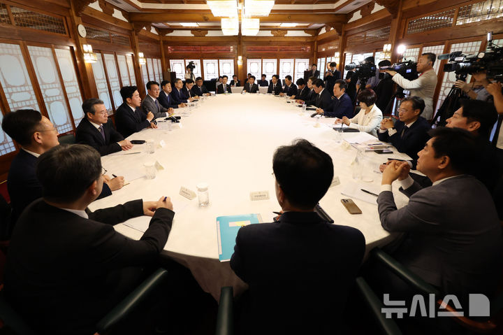 [서울=뉴시스] 김명원 기자 = 김민석 국무총리와 정청래 더불어민주당 대표, 강훈식 대통령실 비서실장 및 참석자들이 10일 서울 종로구 삼청동 총리공관에서 제2차 고위당정협의회를 하고 있다. (공동취재) 2025.08.10. photo@newsis.com