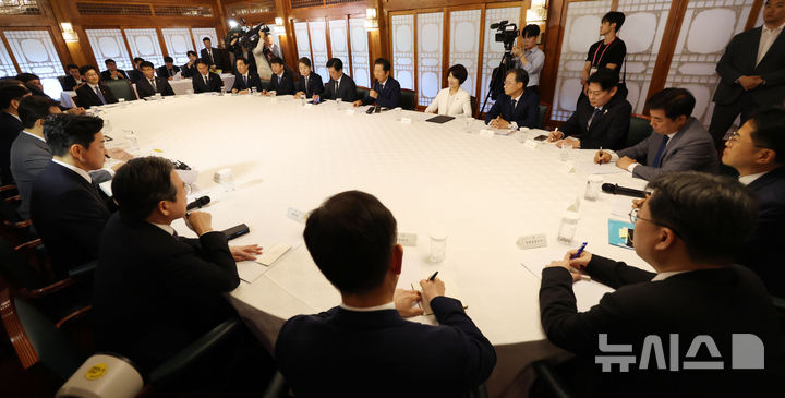 [서울=뉴시스] 김명원 기자 = 김민석 국무총리와 정청래 더불어민주당 대표, 강훈식 대통령실 비서실장 및 참석자들이 10일 서울 종로구 삼청동 총리공관에서 제2차 고위당정협의회를 하고 있다. (공동취재) 2025.08.10. photo@newsis.com