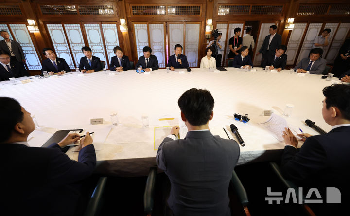 [서울=뉴시스] 김명원 기자 = 김민석 국무총리와 정청래 더불어민주당 대표, 강훈식 대통령실 비서실장 및 참석자들이 10일 서울 종로구 삼청동 총리공관에서 제2차 고위당정협의회를 하고 있다. (공동취재) 2025.08.10. photo@newsis.com