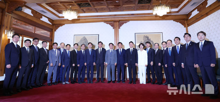 [서울=뉴시스] 김명원 기자 = 김민석 국무총리와 정청래 더불어민주당 대표, 강훈식 대통령실 비서실장 및 참석자들이 10일 서울 종로구 삼청동 총리공관에서 열린 제2차 고위당정협의회에 앞서 기념촬영을 하고 있다. (공동취재) 2025.08.10. photo@newsis.com