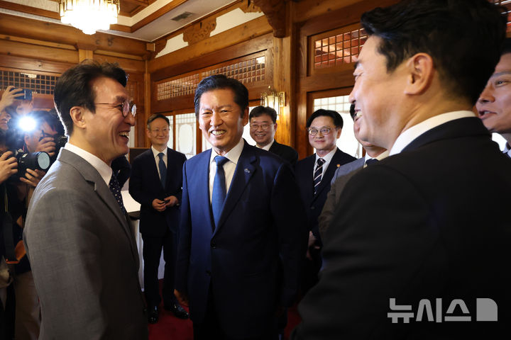 [서울=뉴시스] 김명원 기자 = 김민석(왼쪽) 국무총리와 정청래(가운데) 더불어민주당 대표, 강훈식 대통령실 비서실장이 10일 서울 종로구 삼청동 총리공관에서 열린 제2차 고위당정협의회에 앞서 대화를 하고 있다. (공동취재) 2025.08.10. photo@newsis.com