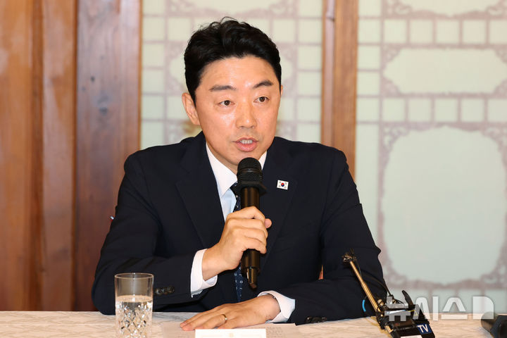 [서울=뉴시스] 김명원 기자 = 강훈식 대통령실 비서실장이 10일 서울 종로구 삼청동 총리공관에서 열린 제2차 고위당정협의회에 참석해 발언하고 있다. (공동취재) 2025.08.10. photo@newsis.com