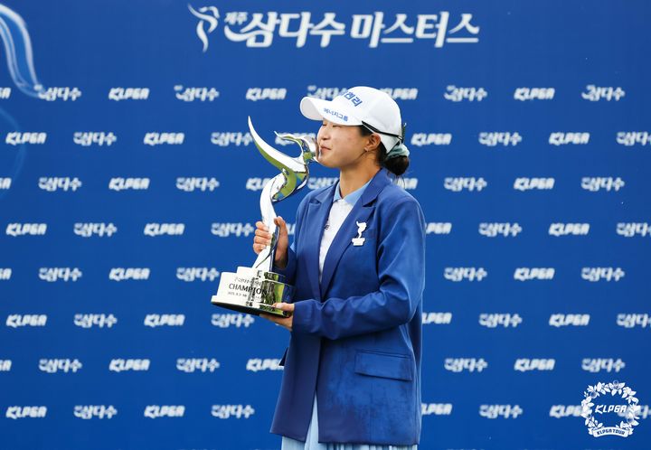 [서울=뉴시스] = 10일 제주 서귀포시 사이프러스 골프앤리조트에서 열린 한국여자프로골프(KLPGA) 투어 제주삼다수 마스터스 파이널라운드에서 우승한 고지원이 트로피에 입맞춤을 하고 있다. (사진=KLPGA 제공) 2025.08.10. photo@newsis.com *재판매 및 DB 금지