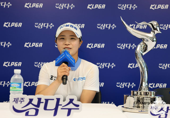 [서울=뉴시스] = 10일 제주 서귀포시 사이프러스 골프앤리조트에서 열린 한국여자프로골프(KLPGA) 투어 제주삼다수 마스터스 파이널라운드에서 우승한 고지원이 인터뷰 하고 있다. (사진=KLPGA 제공) 2025.08.10. photo@newsis.com *재판매 및 DB 금지