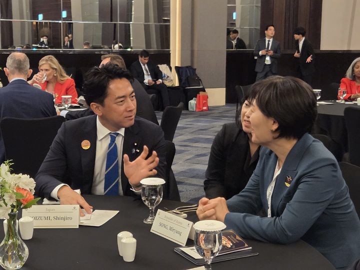 [서울=뉴시스] = 사진은 송미령 농림축산식품부 장관이 지난 10일 인천 송도 컨벤시아에서 열린 '2025년 아시아태평양경제협력체(APEC) 식량안보 장관회의'에서 고이즈미 신지로 일본 농림수산성 대신과 대화하고 있는 모습. (사진=농림축산식품부 제공) 2025.08.10. photo@newsis.com *재판매 및 DB 금지