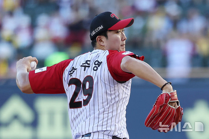 [서울=뉴시스] 조성우 기자 = 10일 오후 서울 송파구 잠실야구장에서 열린 2025 KBO리그 한화 이글스와 LG 트윈스의 경기, LG 선발투수 손주영이 역투하고 있다. 2025.08.10. xconfind@newsis.com