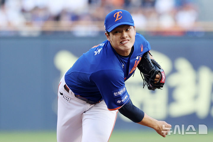 [서울=뉴시스] 조성우 기자 = 10일 오후 서울 송파구 잠실야구장에서 열린 2025 KBO리그 한화 이글스와 LG 트윈스의 경기, 한화 선발투수 문동주가 역투하고 있다. 2025.08.10. xconfind@newsis.com