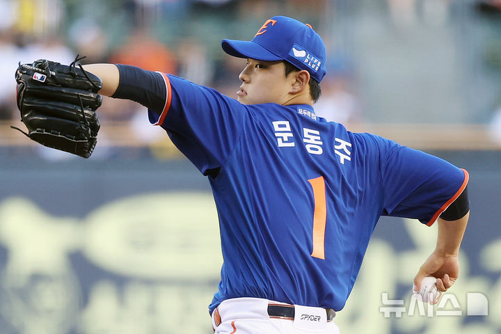 [서울=뉴시스] 조성우 기자 = 10일 오후 서울 송파구 잠실야구장에서 열린 2025 KBO리그 한화 이글스와 LG 트윈스의 경기, 한화 선발투수 문동주가 역투하고 있다. 2025.08.10. xconfind@newsis.com