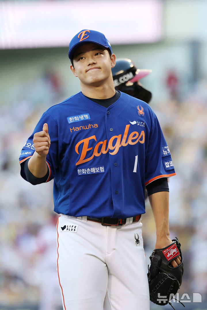 [서울=뉴시스] 조성우 기자 = 10일 오후 서울 송파구 잠실야구장에서 열린 2025 KBO리그 한화 이글스와 LG 트윈스의 경기, 한화 선발투수 문동주가 LG 2회말 공격 2사 주자 만루서 박해민을 중견수 아웃시킨 뒤 마운드를 내려오며 엄지 손가락을 치켜 세우고 있다. 2025.08.10. xconfind@newsis.com