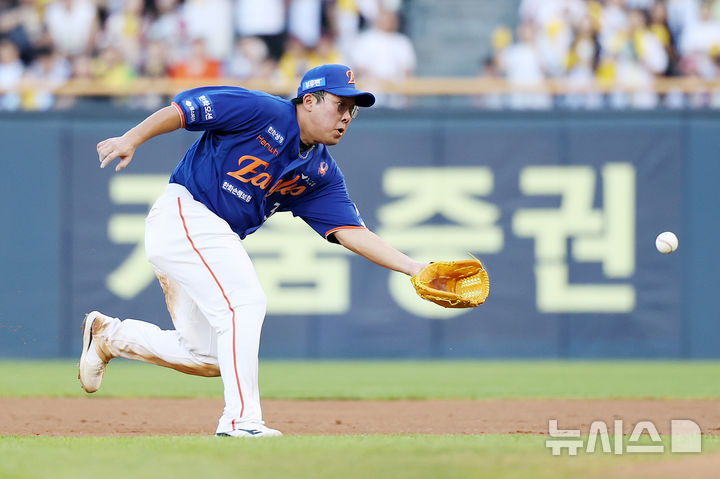 [서울=뉴시스] 조성우 기자 = 10일 오후 서울 송파구 잠실야구장에서 열린 2025 KBO리그 한화 이글스와 LG 트윈스의 경기, 한화 2루수 안치홍이 LG 3회말 공격 선두타자 신민재의 땅볼 타구를 잡으며 호수비를 펼치고 있다. 2025.08.10. xconfind@newsis.com