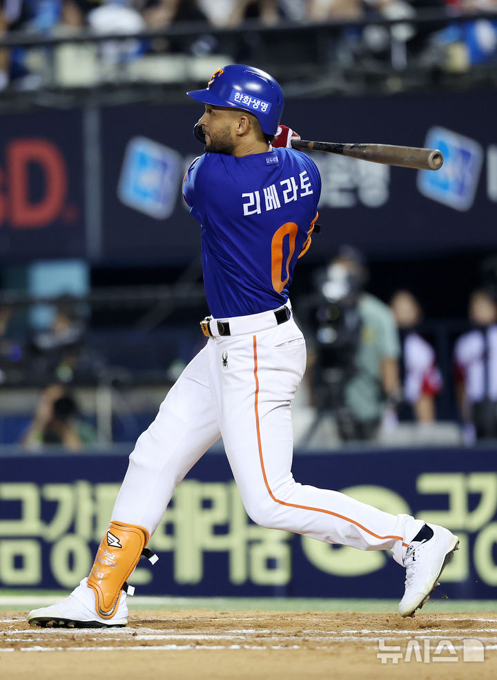 [서울=뉴시스] 조성우 기자 = 10일 오후 서울 송파구 잠실야구장에서 열린 2025 KBO리그 한화 이글스와 LG 트윈스의 경기, 한화 7회초 공격 무사 주자 2, 3루서 리베라토가 1타점 희생타를 때리고 있다. 2025.08.10. xconfind@newsis.com