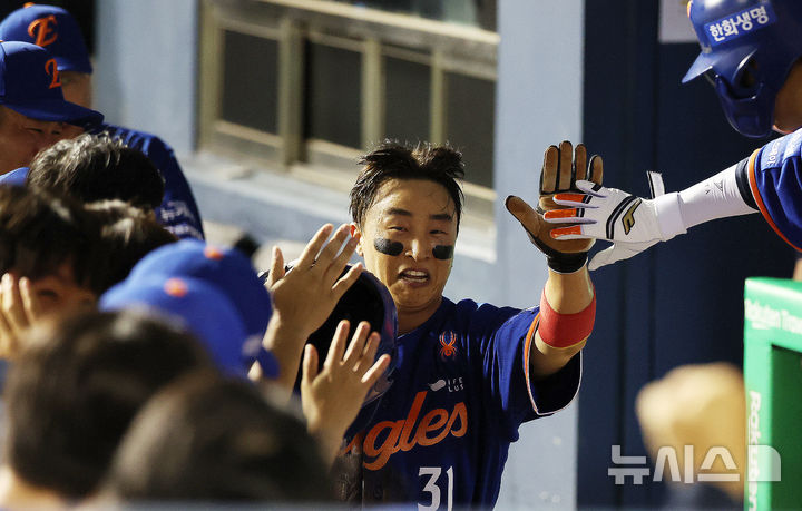[서울=뉴시스] 조성우 기자 = 10일 오후 서울 송파구 잠실야구장에서 열린 2025 KBO리그 한화 이글스와 LG 트윈스의 경기, 한화 7회초 공격 1사 주자 3루서 문현빈 내야땅볼 때 3루 주자 손아섭이 득점에 성공하고 더그아웃으로 들어오며 동료들의 환영을 받고 있다. 2025.08.10. xconfind@newsis.com