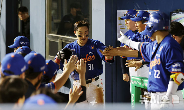 [서울=뉴시스] 조성우 기자 = 10일 오후 서울 송파구 잠실야구장에서 열린 2025 KBO리그 한화 이글스와 LG 트윈스의 경기, 한화 7회초 공격 1사 주자 3루서 문현빈 내야땅볼 때 3루 주자 손아섭이 득점에 성공하고 더그아웃으로 들어오며 동료들의 환영을 받고 있다. 2025.08.10. xconfind@newsis.com