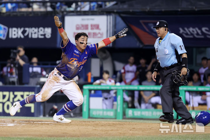 [서울=뉴시스] 조성우 기자 = 10일 오후 서울 송파구 잠실야구장에서 열린 2025 KBO리그 한화 이글스와 LG 트윈스의 경기, 한화 7회초 공격 1사 주자 3루서 문현빈 내야땅볼 때 3루 주자 손아섭이 홈에서 세이프 된 뒤 환호하고 있다. 2025.08.10. xconfind@newsis.com