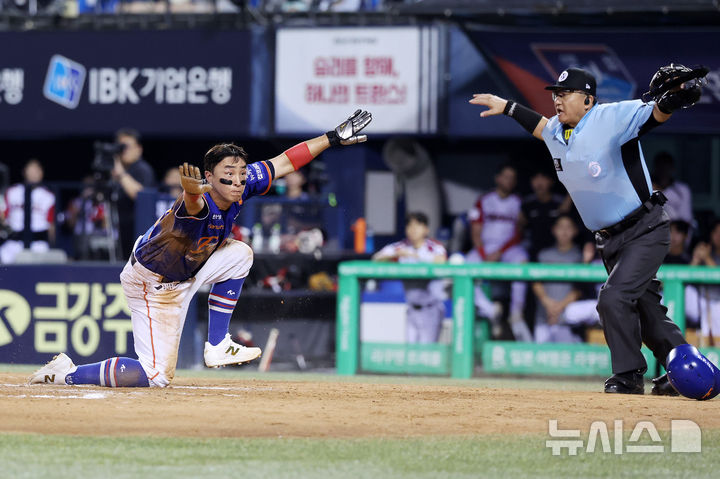 [서울=뉴시스] 조성우 기자 = 10일 오후 서울 송파구 잠실야구장에서 열린 2025 KBO리그 한화 이글스와 LG 트윈스의 경기, 한화 7회초 공격 1사 주자 3루서 문현빈 내야땅볼 때 3루 주자 손아섭이 홈에서 세이프 된 뒤 환호하고 있다. 2025.08.10. xconfind@newsis.com