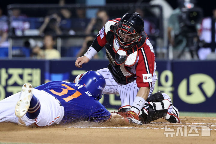 [서울=뉴시스] 조성우 기자 = 10일 오후 서울 송파구 잠실야구장에서 열린 2025 KBO리그 한화 이글스와 LG 트윈스의 경기, 한화 7회초 공격 1사 주자 3루서 문현빈 내야땅볼 때 3루 주자 손아섭이 홈에서 세이프 되고 있다. 2025.08.10. xconfind@newsis.com