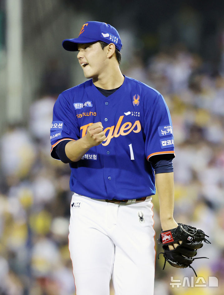 [서울=뉴시스] 조성우 기자 = 10일 오후 서울 송파구 잠실야구장에서 열린 2025 KBO리그 한화 이글스와 LG 트윈스의 경기, 한화 선발투수 문동주가 LG 6회말 공격 때 동점을 허용, 이닝 종료 뒤 마운드를 내려오며 아쉬운 표정을 짓고 있다. 2025.08.10. xconfind@newsis.com