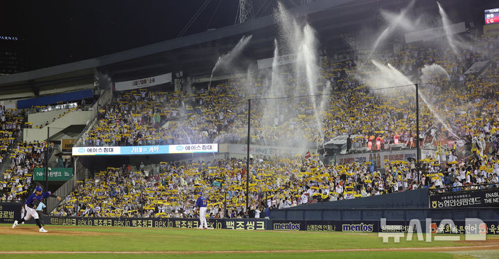 [서울=뉴시스] 조성우 기자 = 10일 오후 서울 송파구 잠실야구장에서 2025 KBO리그 한화 이글스와 LG 트윈스의 경기가 만원 관중 속에 열리고 있다. 2025.08.10. xconfind@newsis.com