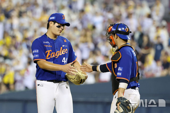 [서울=뉴시스] 조성우 기자 = 10일 오후 서울 송파구 잠실야구장에서 열린 2025 KBO리그 한화 이글스와 LG 트윈스의 경기, 한화 마무리 투수 김서현이 LG에 5-4 승리를 거둔 뒤 포수 최재훈과 기뻐하고 있다. 2025.08.10. xconfind@newsis.com