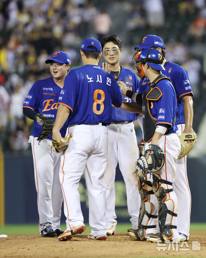 [서울=뉴시스] 조성우 기자 = 10일 오후 서울 송파구 잠실야구장에서 열린 2025 KBO리그 한화 이글스와 LG 트윈스의 경기, 한화 선수들이 LG에 5-4 승리를 거둔 뒤 기뻐하고 있다. 2025.08.10. xconfind@newsis.com