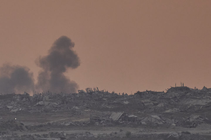 [가자지구=AP/뉴시스] 이스라엘군이 가자시티 점령 작전을 앞두고 준비 태세 점검에 나섰다. 10일(현지 시간) 이스라엘 남부에서 바라본 가자지구에 폭발로 연기가 피어오르고 있다. 2025.08.11.