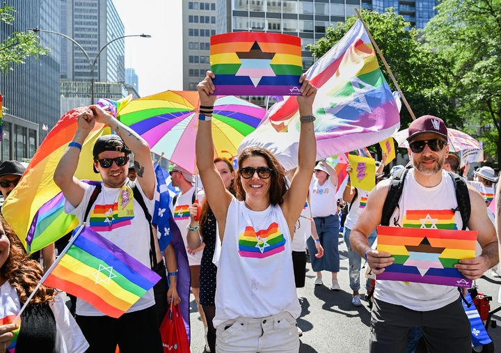 [몬트리올=AP/뉴시스] 10일(현지 시간) 캐나다 퀘벡주 몬트리올에서 열린 연례 프라이드 퍼레이드에서 유대인 성소수자(LGBTQ+) 단체가 행진하고 있다. 몬트리올 프라이드 퍼레이드는 매년 8월에 열리는, 캐나다에서 가장 큰 LGBTQ+ 관련 축제 중 하나이다. 2025.08.11.