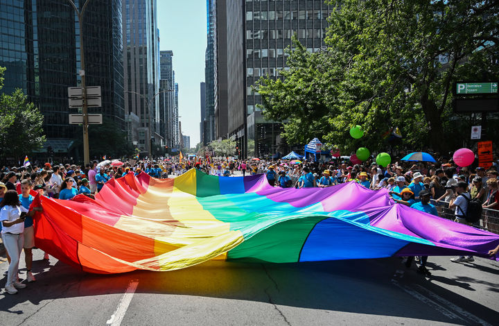 [몬트리올=AP/뉴시스] 10일(현지 시간) 캐나다 퀘벡주 몬트리올에서 열린 연례 프라이드 퍼레이드에서 참가자들이 대형 무지개 깃발을 옮기고 있다. 몬트리올 프라이드 퍼레이드는 매년 8월에 열리는, 캐나다에서 가장 큰 성소수자(LGBTQ+) 관련 축제 중 하나이다. 2025.08.11.