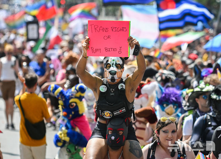 [몬트리올=AP/뉴시스] 10일(현지 시간) 캐나다 퀘벡주 몬트리올에서 열린 연례 프라이드 퍼레이드에서 참가자들이 행진하고 있다. 몬트리올 프라이드 퍼레이드는 매년 8월에 열리는, 캐나다에서 가장 큰 LGBTQ+ 관련 축제 중 하나이다. 2025.08.11.