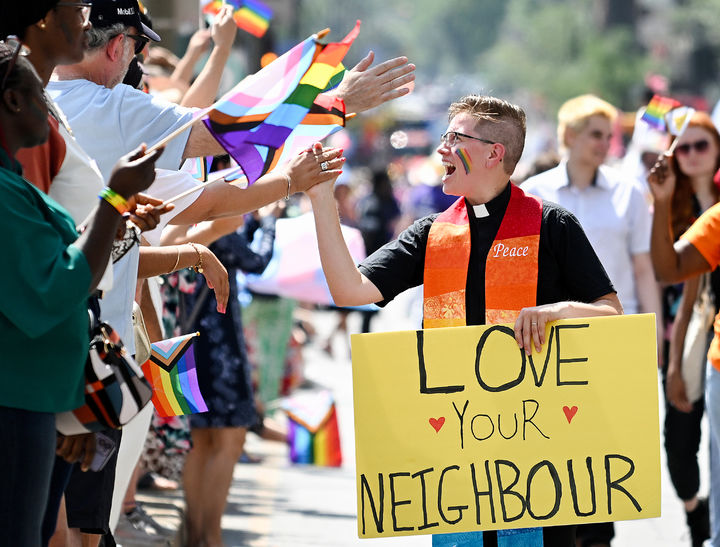 [몬트리올=AP/뉴시스] 10일(현지 시간) 캐나다 퀘벡주 몬트리올에서 열린 연례 프라이드 퍼레이드에서 한 참가자가 관중에게 인사하고 있다. 몬트리올 프라이드 퍼레이드는 매년 8월에 열리는, 캐나다에서 가장 큰 성소수자(LGBTQ+) 관련 축제 중 하나이다. 2025.08.11.