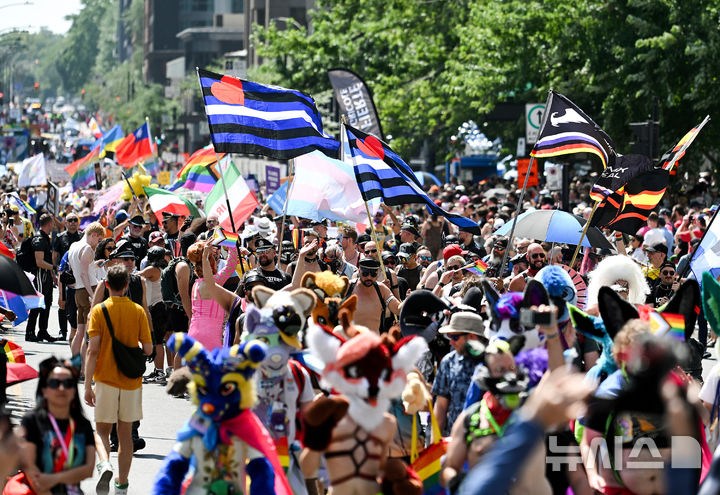 [몬트리올=AP/뉴시스] 10일(현지 시간) 캐나다 퀘벡주 몬트리올에서 열린 연례 프라이드 퍼레이드에서 참가자들이 행진하고 있다. 몬트리올 프라이드 퍼레이드는 매년 8월에 열리는, 캐나다에서 가장 큰 LGBTQ+ 관련 축제 중 하나이다. 2025.08.11.