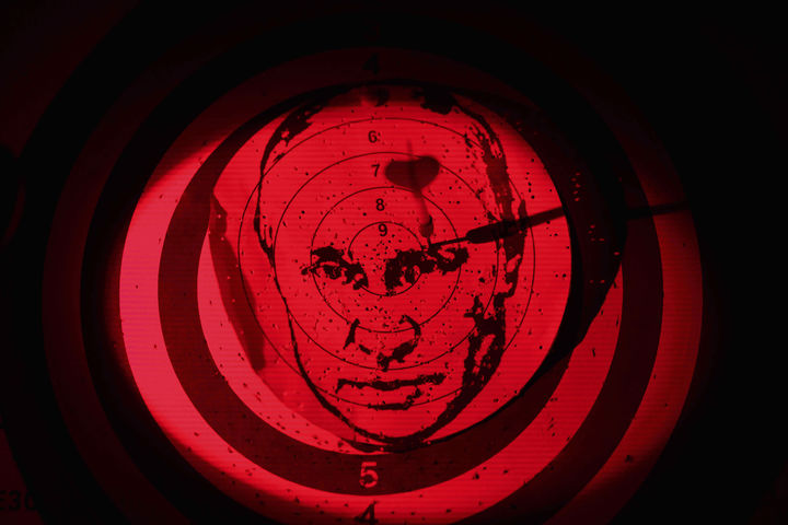 [포크로우스크=AP/뉴시스] 10일(현지 시간) 우크라이나 포크로우스크의 한 전초 기지에 블라디미르 푸틴 러시아 대통령의 얼굴이 그려진 표적이 세워져 있다. 푸틴이 도네츠크 전체를 넘겨달라는 조건을 제시한 것이 이곳의 강력한 우크라이나 방어선을 손쉽게 넘기 위한 책략이라는 지적이 제기됐다. 2025.08.14.