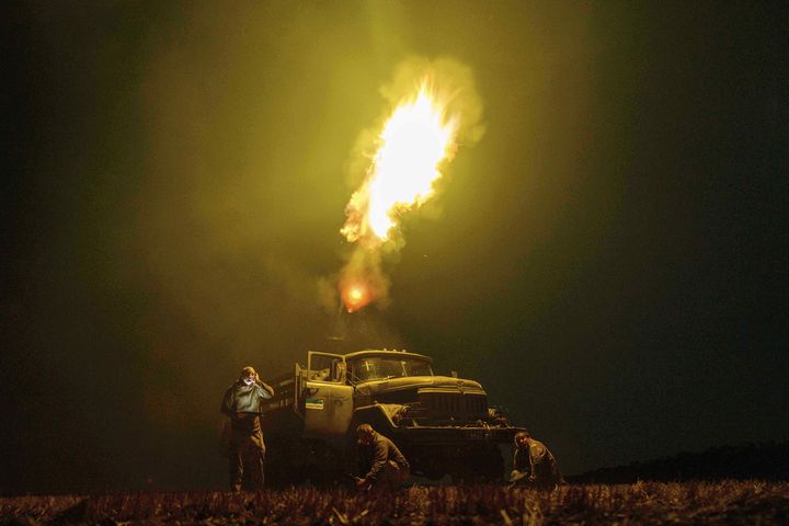 [드니프로페트로우스크=AP/뉴시스] 10일(현지 시간) 우크라이나 제59여단 방공부대 소속 군인들이 드니프로페트로우스크 지역에서 러시아군의 드론을 요격하기 위해 발포하고 있다. 2025.08.11.