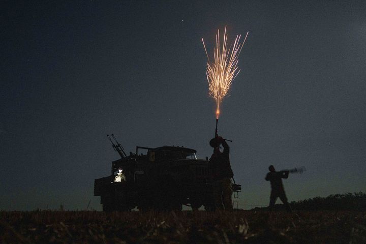 [드니프로페트로우스크=AP/뉴시스] 우크라이나 제59여단 방공부대 소속 군인들이 지난달 10일(현지 시간) 드니프로페트로우스크 지역에서 러시아군의 드론을 요격하기 위해 발포하고 있는 모습. 2025.09.09.