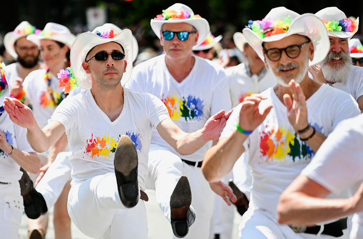 [몬트리올=AP/뉴시스] 10일(현지 시간) 캐나다 퀘벡주 몬트리올에서 열린 연례 프라이드 퍼레이드에서 참가자들이 행진하고 있다. 몬트리올 프라이드 퍼레이드는 매년 8월에 열리는, 캐나다에서 가장 큰 LGBTQ+ 관련 축제 중 하나이다. 2025.08.11.