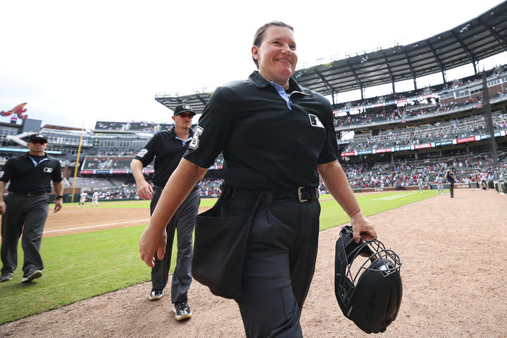 [애틀랜타=AP/뉴시스] 메이저리그 사상 첫 여성 심판인 젠 파월이 10일(현지 시간) 미국 조지아주 애틀랜타 트루이스트파크에서 열린 마이애미 말린스와 애틀랜타 브레이브스 경기에서 주심으로 출장해 성공적인 주심 데뷔전을 치른 뒤 환하게 웃고 있다. 2025.08.11