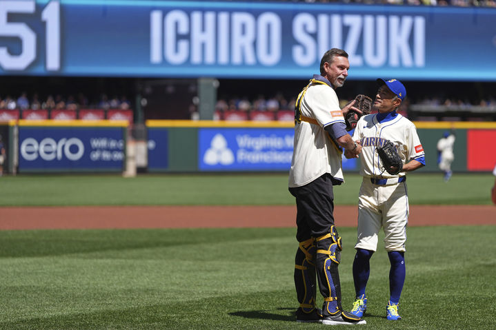 [시애틀=AP/뉴시스] 시애틀 매리너스의 전 외야수 이치로 스즈키(오른쪽)와 전 투수 랜디 존슨이 10일(현지 시간) 미 워싱턴주 시애틀의 T-모바일 파크에서 열리는 2025 메이저리그 시애틀 매리너스와 탬파베이 레이스의 경기에 앞서 시구·시포를 마친 후 인사를 나누고 있다. 2025.08.11.