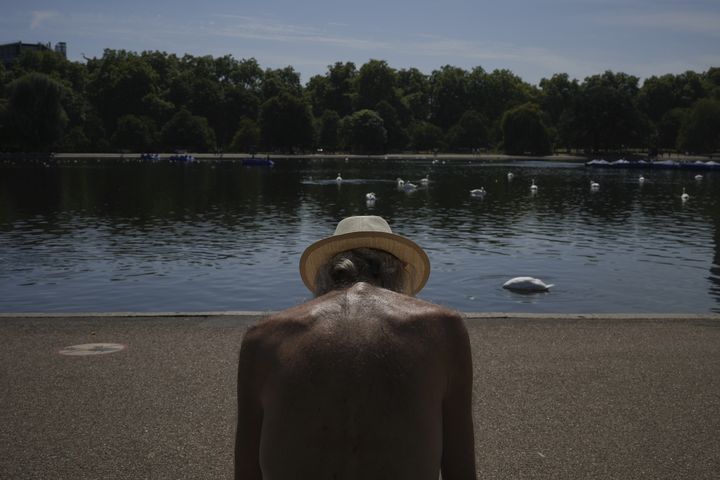 [런던=AP/뉴시스] 11일(현지 시간) 영국 일부 지역이 4번째 폭염을 맞은 가운데 런던의 한 공원에서 한 남성이 햇볕을 쬐고 있다. 2025.08.12.