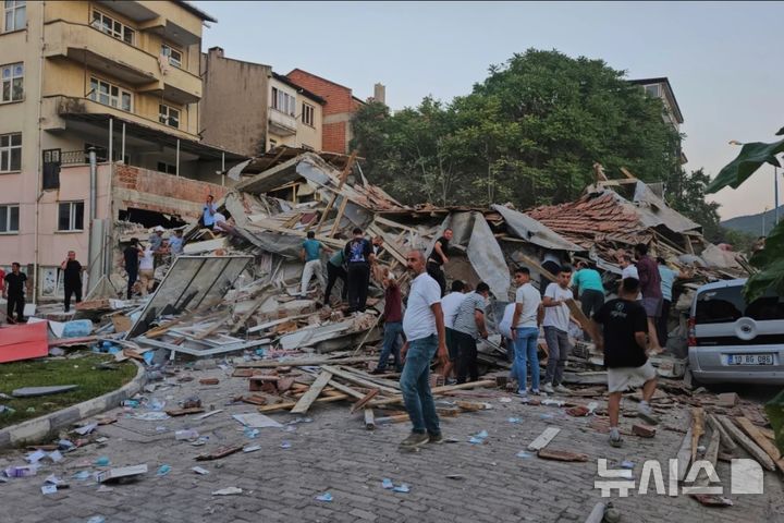 [신다르기(튀르키예)=AP/뉴시스]10일(현지 시간) 오후 튀르키예 북서부 발리케시르주 신디르기에서 규모 6.1의 지진이 발생했다. 2025.08.11.